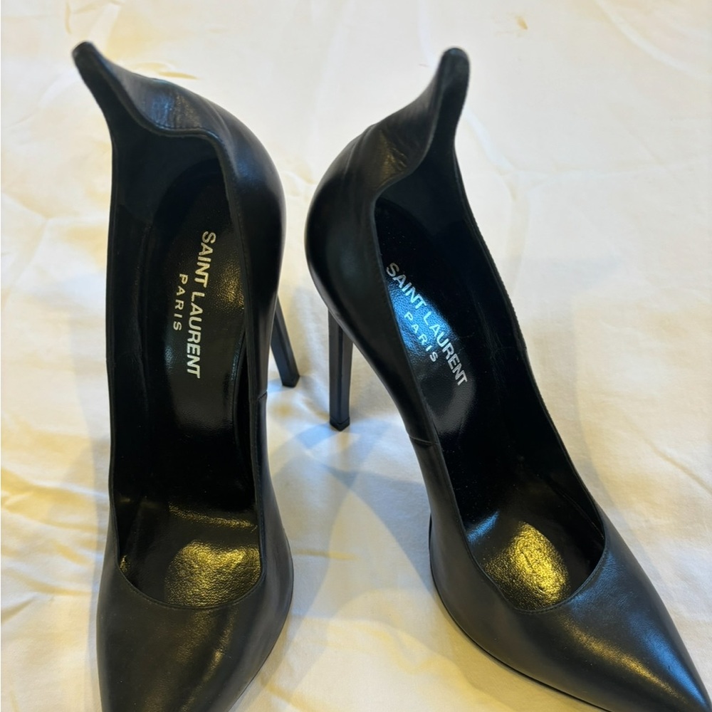 Saint Laurent black leather pumps